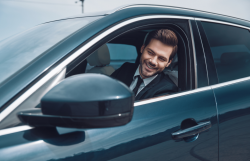 Chauffeur VTC qui fait les transferts de la gare à l'aéroport